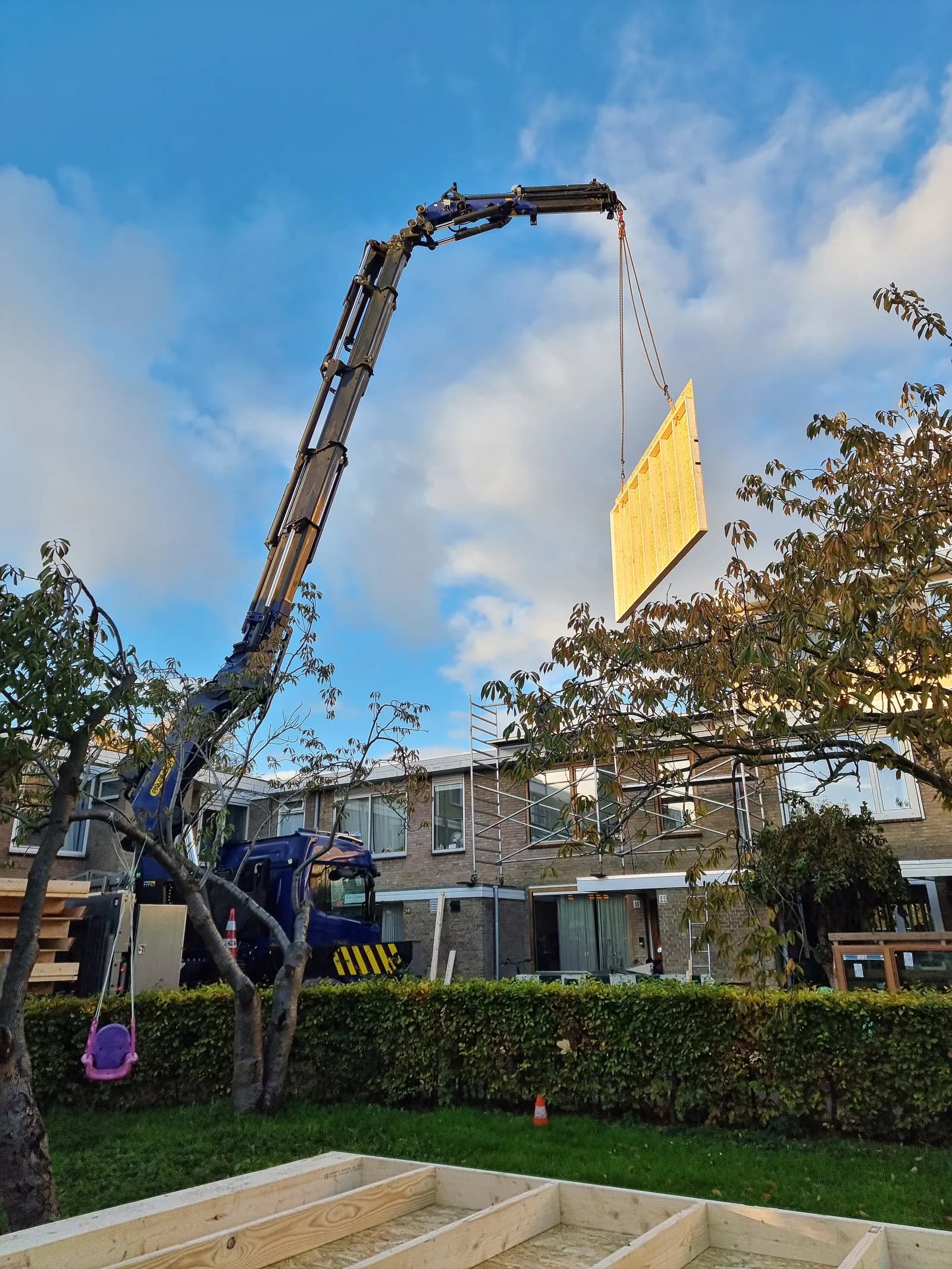 Muus aan het werk op de bouw