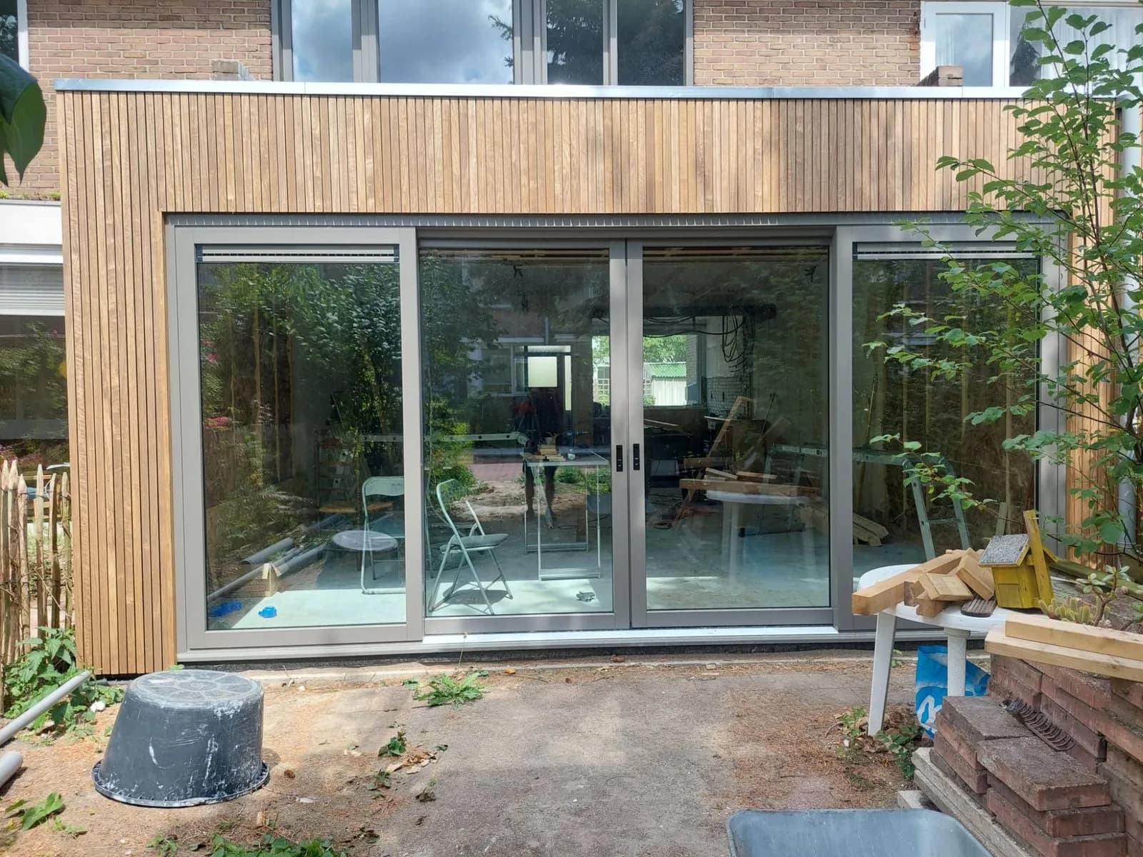 Projectfoto: aanbouw met houten gevel en schuifpui