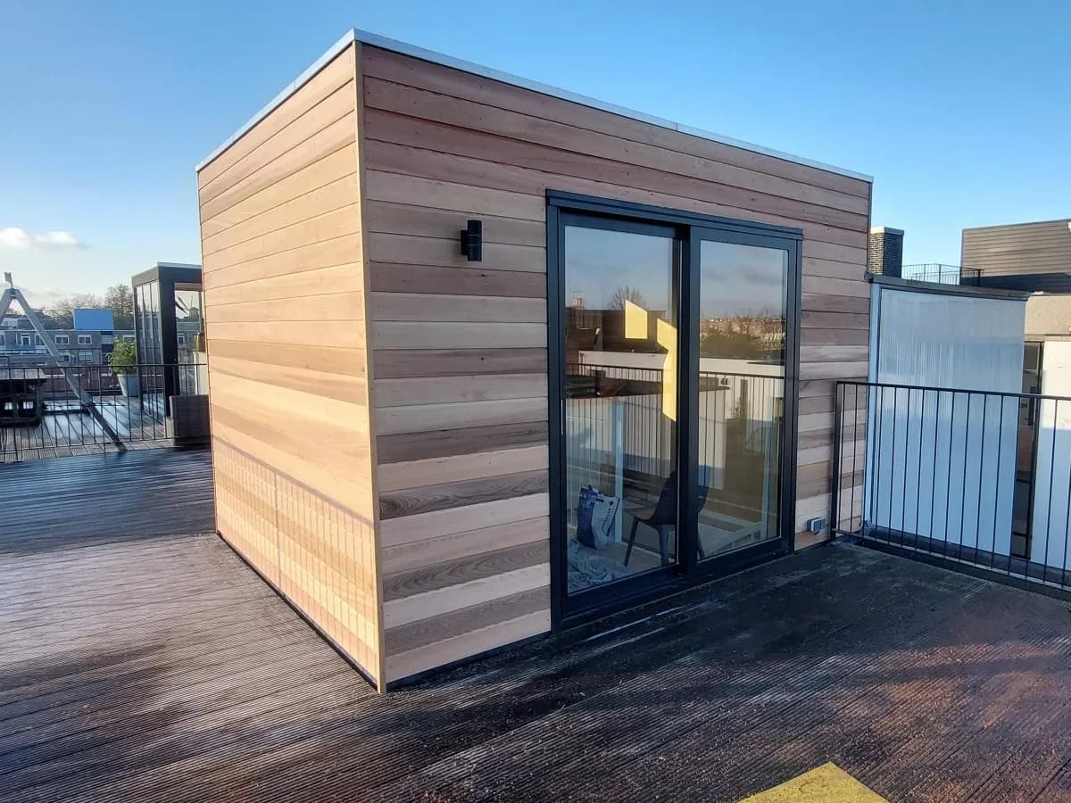 Projectfoto: opgeleverde dakopbouw met houten gevel